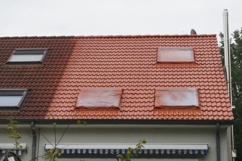 Zeigt ein Dach während einer Dachbeschichtung