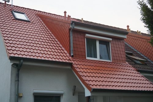 Ein Dach in Bremen während der Arbeiten einer Dachbeschichtung